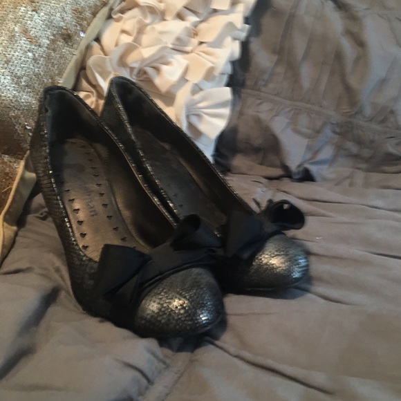 LIBBY EDELMAN BOW WEDGES - Picture 3 of 4